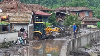Военнослужещи разчистват наводнените къщи в село Тича