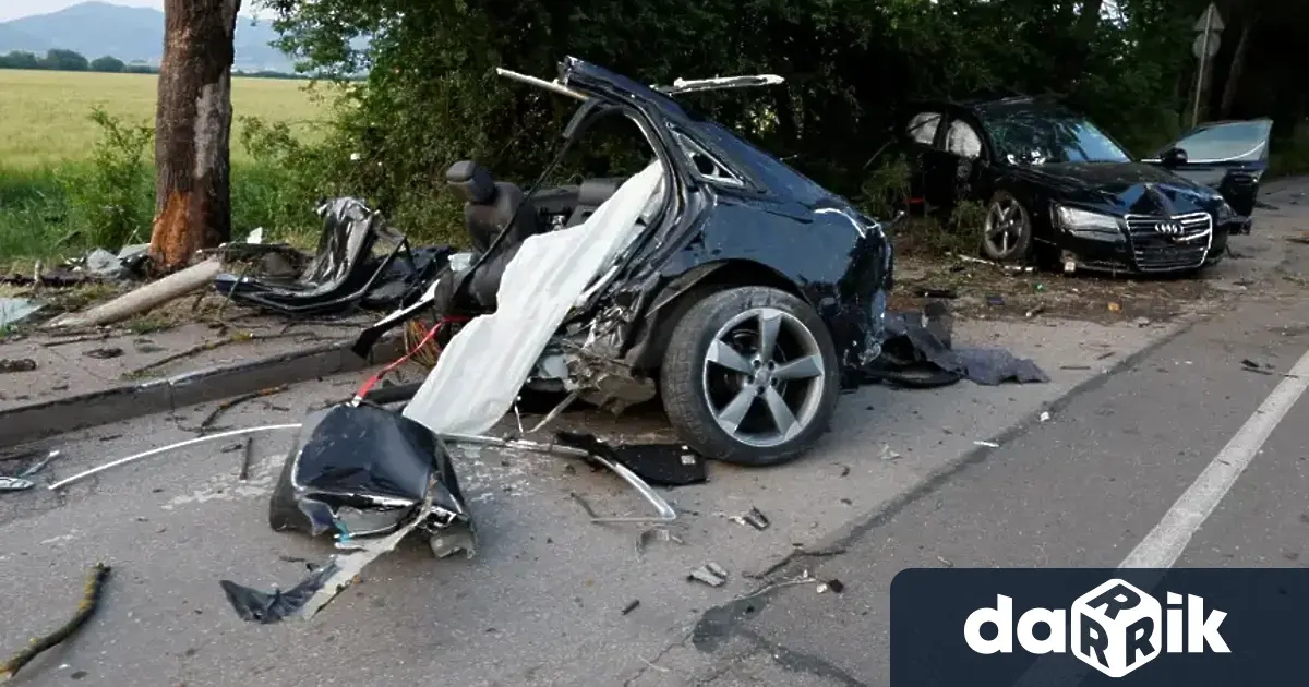 Двама души загинаха при тежка катастрофа между три автомобила автобус