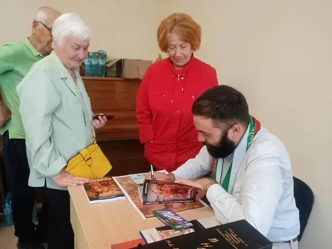Искрен Красимиров представи в Мездра книгата си „Да запалиш България: самозванци, жертви, свободоносци“