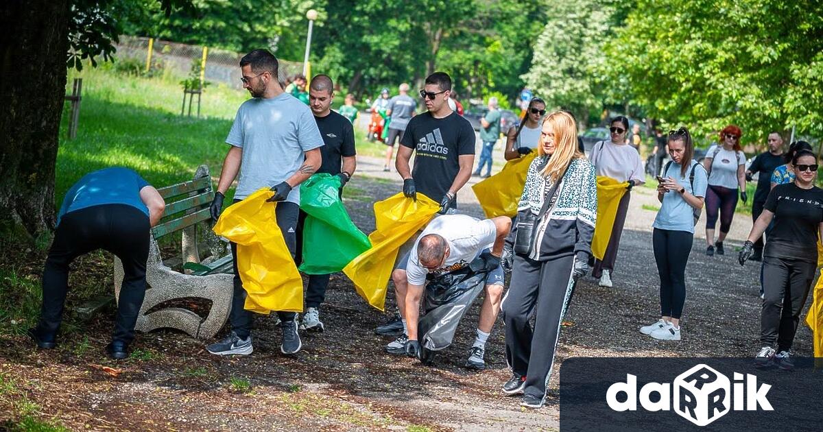 Служители на местната администрация общинските предприятия социалните услуги спортните клубове