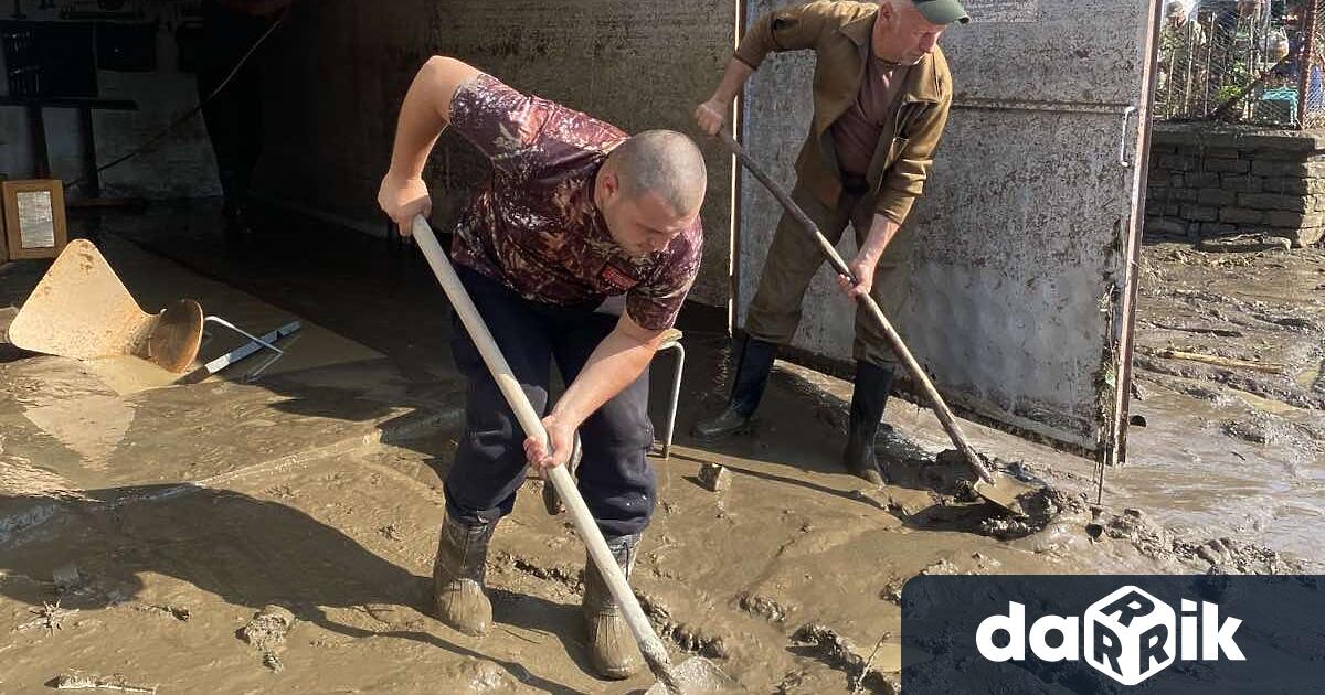 Служители от Държавно горско стопанство Тича се включиха в овладяване