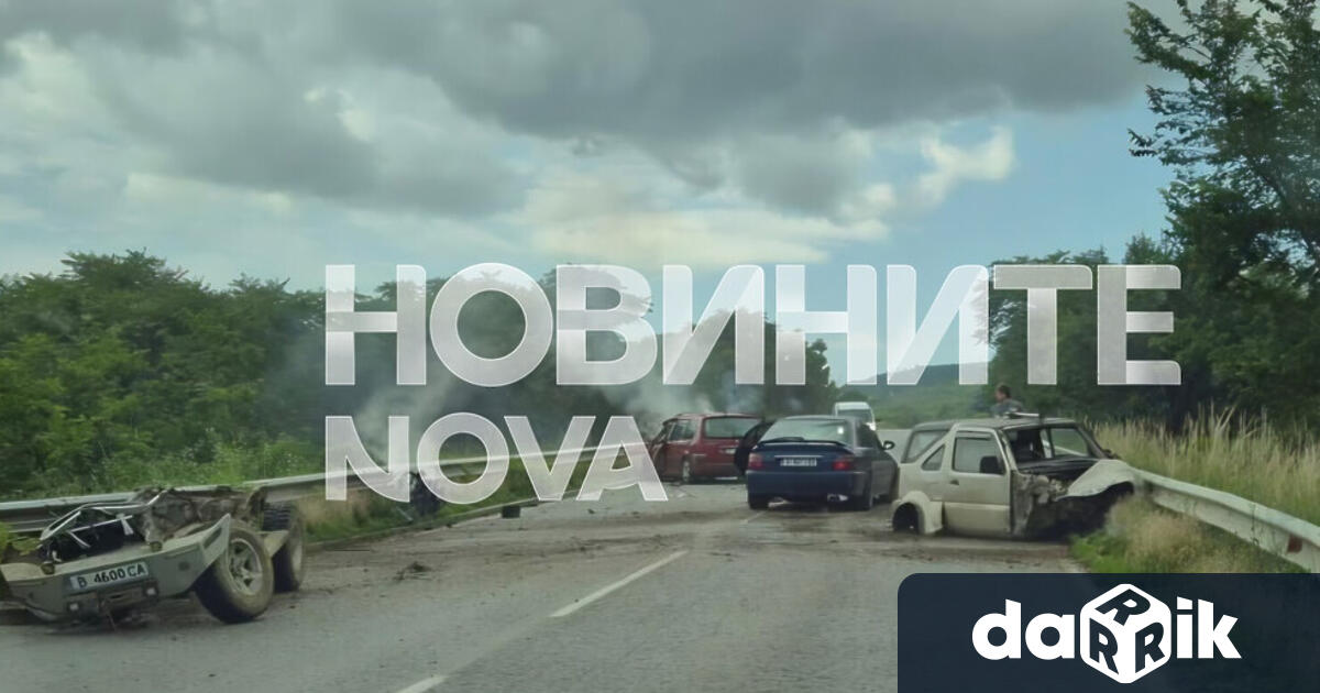 Тежък пътен инцидент между три автомобила блокира пътя София Варна