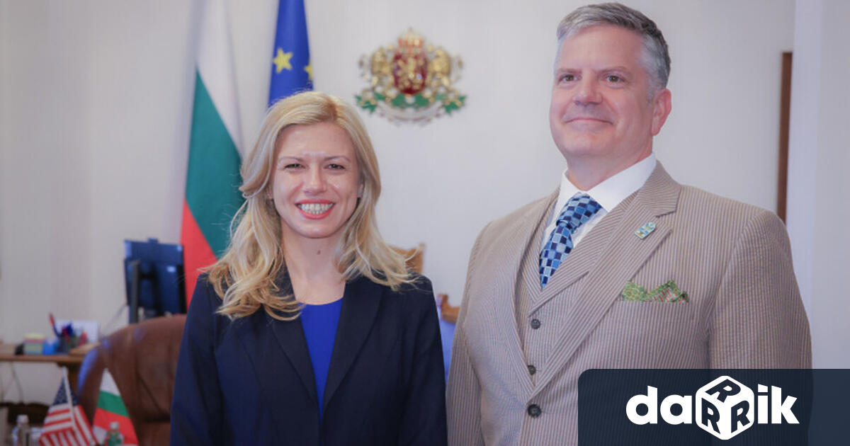 Председателят на Народното събрание Михаела Доцова разговаря с временно управляващия