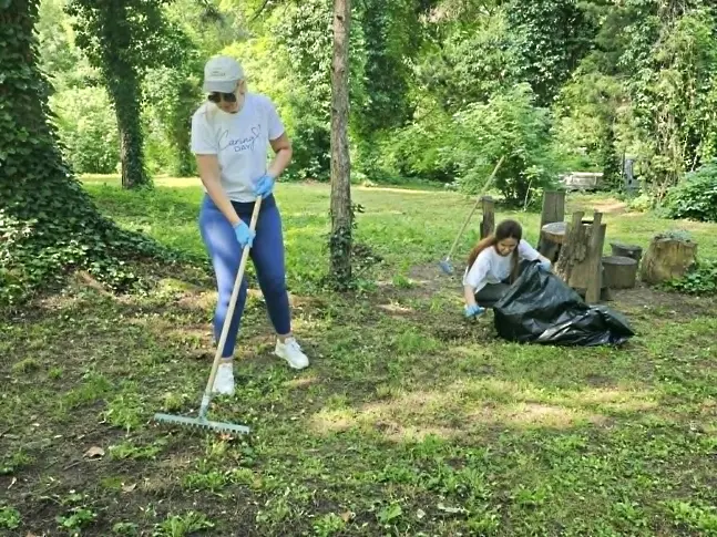 Доброволци почистваха в зоопарк „Кайлъка“