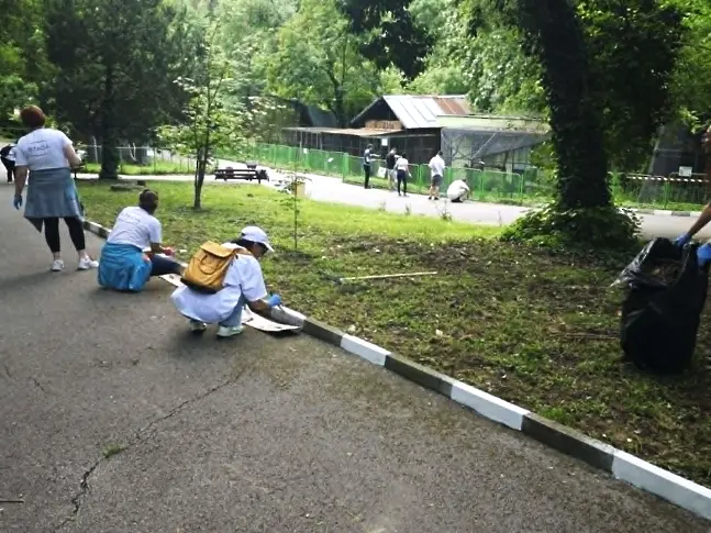 Доброволци почистваха в зоопарк „Кайлъка“