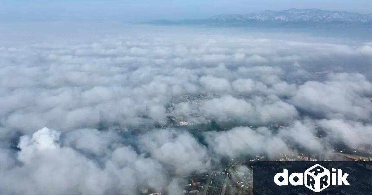 През нощта в северната половина от страната валежите с гръмотевици