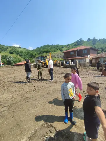 Десетки доброволци се включиха в разчистването след наводнението в село Тича