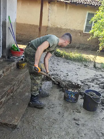 Десетки доброволци се включиха в разчистването след наводнението в село Тича
