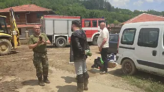 Десетки доброволци се включиха в разчистването след наводнението в село Тича