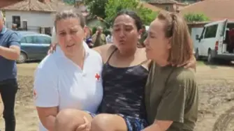 „Силният пол гази в калта“: Как две жени помогнаха на родилка, паднала в калта в Тича