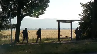 На „Челопешко шосе“ хората чакат градския транспорт зад спирката от страх