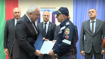 Демерджиев награди пожарникарите, участвали в спасяването след катастрофата на „Челопешко шосе”