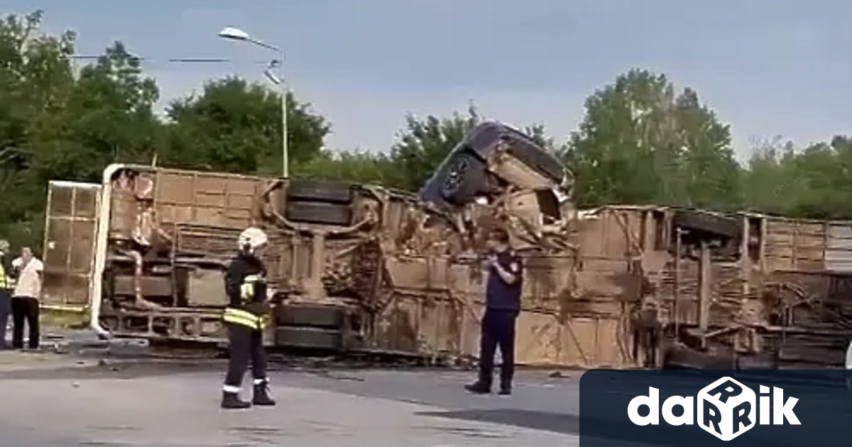 На място на тежката катастрофа в София пристигна кран който