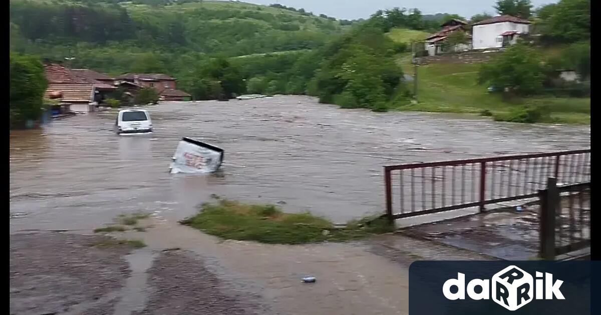 След краткотрайни но интензивни валежи река Черна отново излезе от