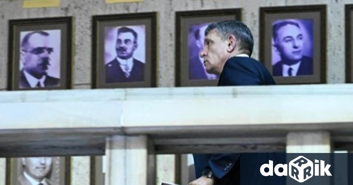 Не само че никой не е пречил на бившия и