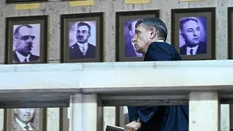 Кандев не слезе при журналистите след оставката, фотографи го снимаха