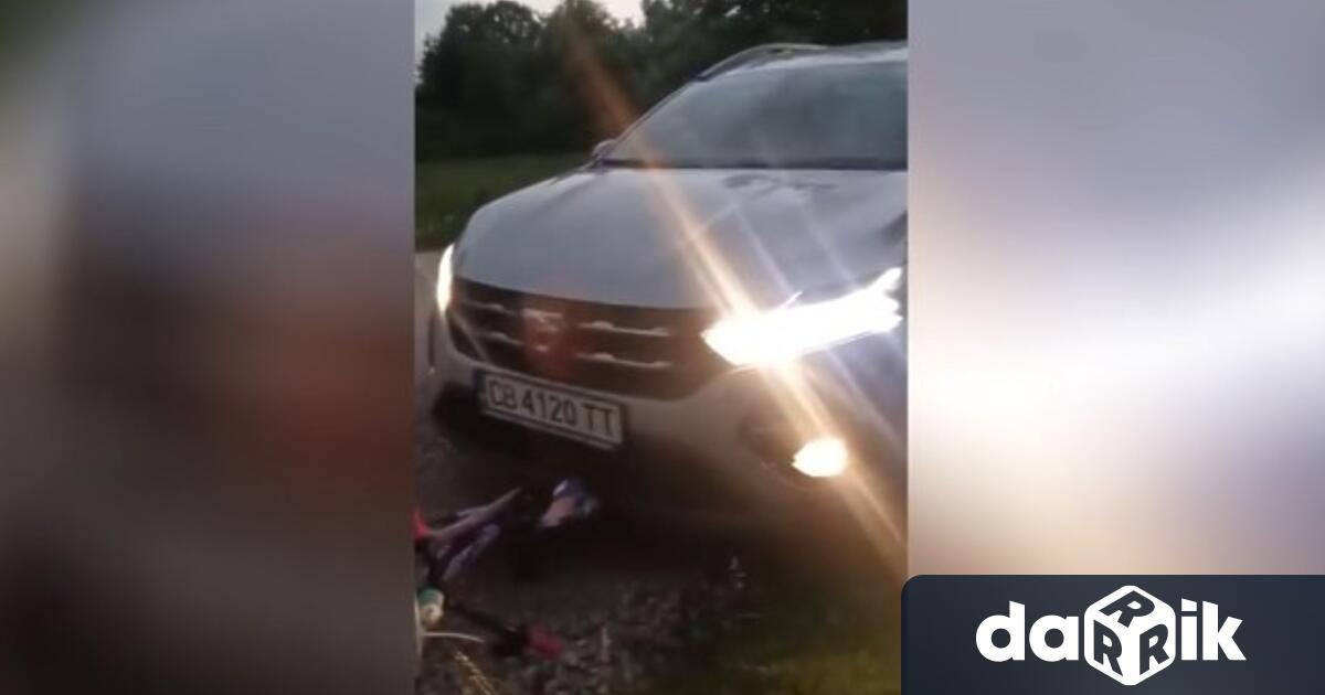 Видеоклип който показва агресия срещу малко дете и баща му