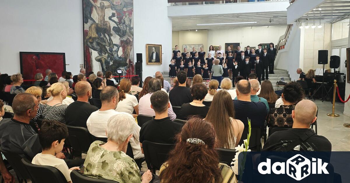 С традиционен празничен концерт Смесен хор Звъника с ръководител и