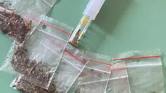 Задържани са двама мъже за притежание на наркотици