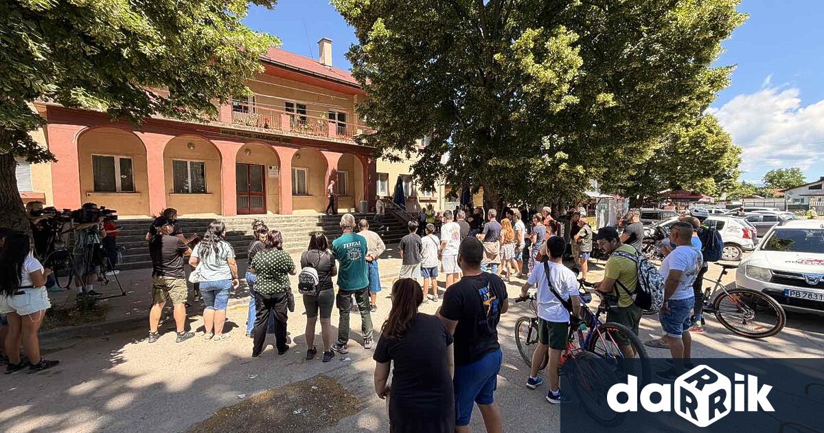 Жители на село Лесново излязоха на протест в центъра на