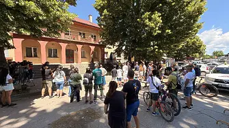 Протест в село Лесново, след като шофьор премаза детско колело заради череши