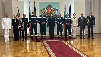 Пожарникари, помагали в катастрофата на „Челопешко шосе“ получиха почетния знак на президента