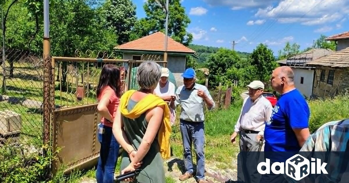 В село Трънито продължава почистването на дерета и наноси с