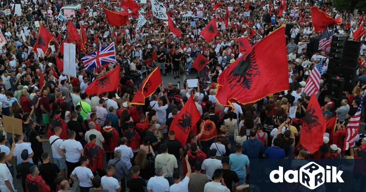 Протестите срещу строежи на луксозни курорти на албанското крайбрежие се