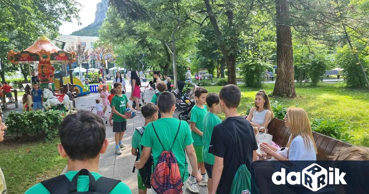 Децата на БК Ботев 2012 излязоха в центъра на Враца