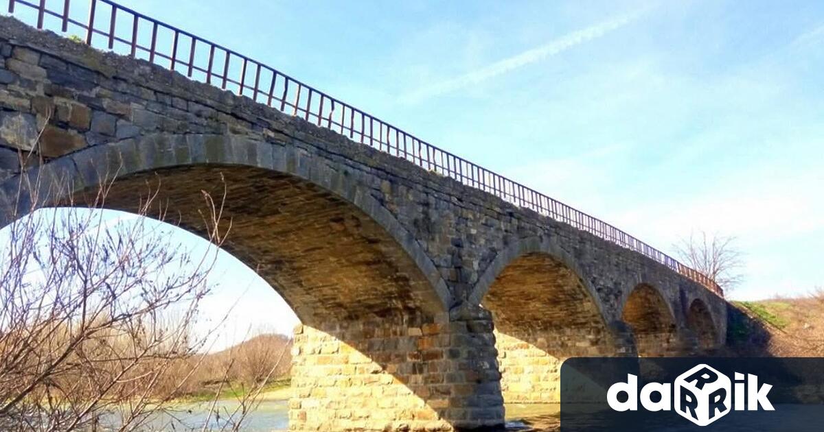 Община Севлиево стартира възстановяването и укрепването на каменния сводов мост