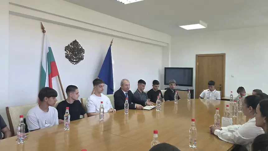 Областният управител награди медалистите на СКК „Спартак-14“ от Европейското първенство по шотокан карате-до