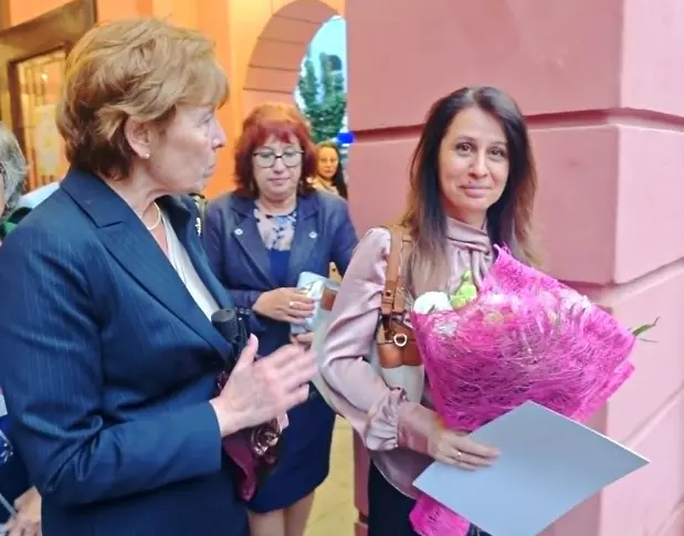 Портрет на оперната прима Гена Димитрова посреща гостите на Плевен в сградата на местната управа