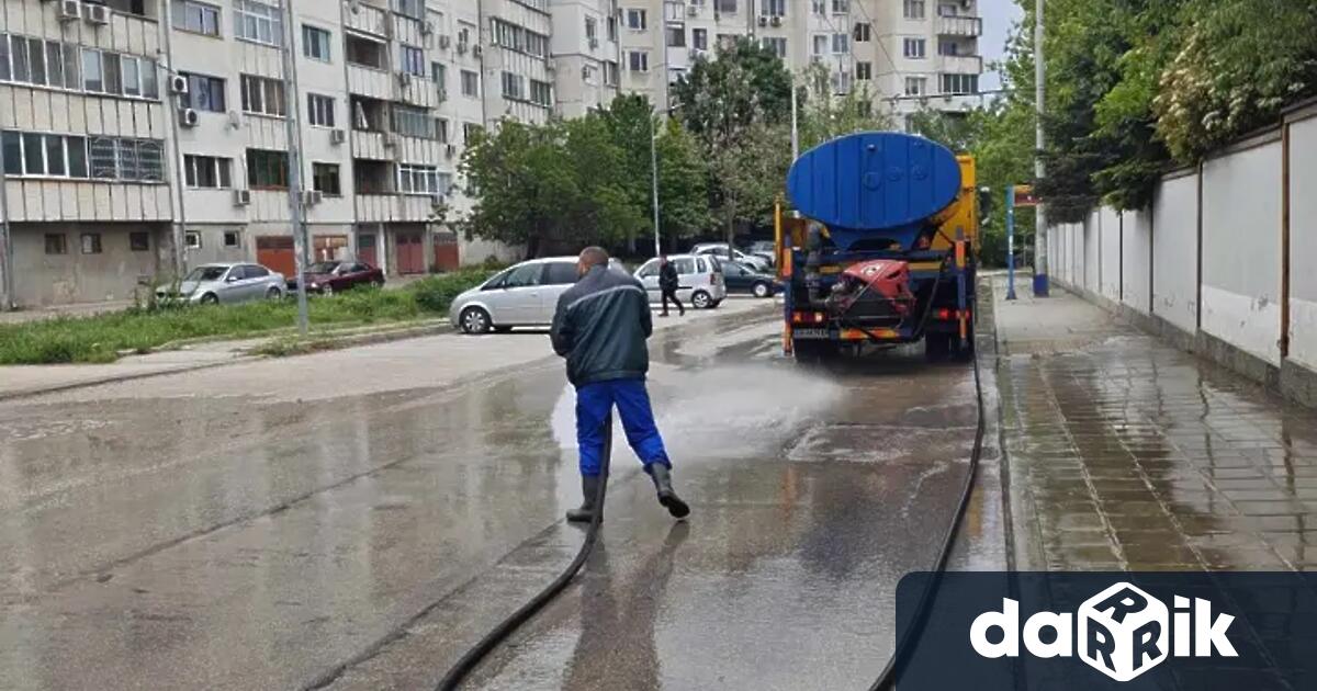 Почистването на отводнителните шахти и машинното измиване на уличната мрежа