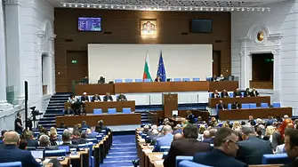 Без дебат и единодушно - депутатските заплати засега остават замразени