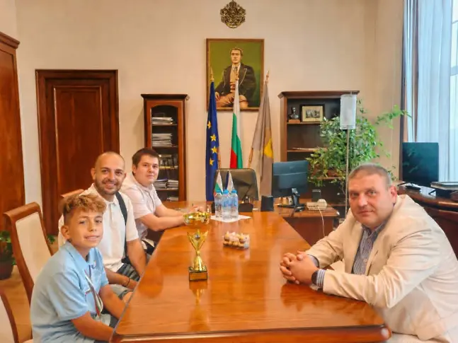 Община Плевен отличи с почетен плакет младата шахматна надежда Калоян Йолов