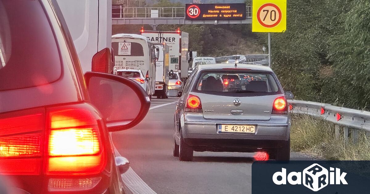 Интензивен е трафикът за леки автомобили на изход на граничните