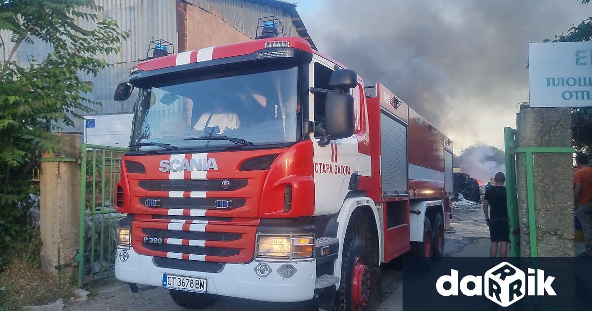 Голям пожар се разрази в София Огънят пламна в индустриална