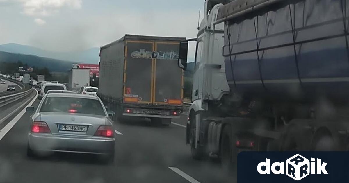 Километрично задръстване на автомагистрала Тракия се е образувало приВакарел в