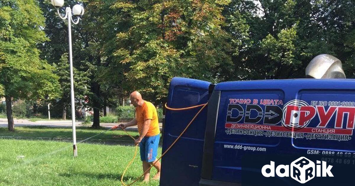 Продължава обработката на зелените площи срещу кърлежи и бълхи на
