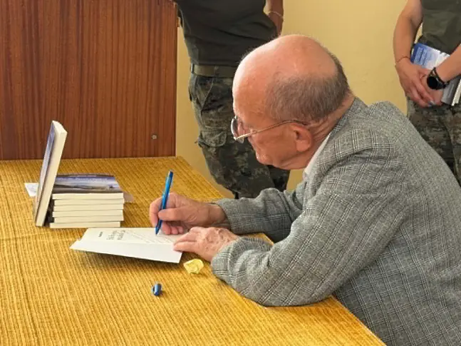  Във ВВВУ „ Георги Бенковски “ бе показана книгата „ Във въздуха решавах самичък “ – мемоари на авиатор от Втората международна война 