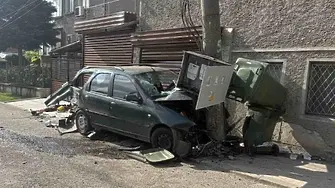 15-годишен се вряза с кола в стълб, 5 деца пострадаха (СНИМКИ)