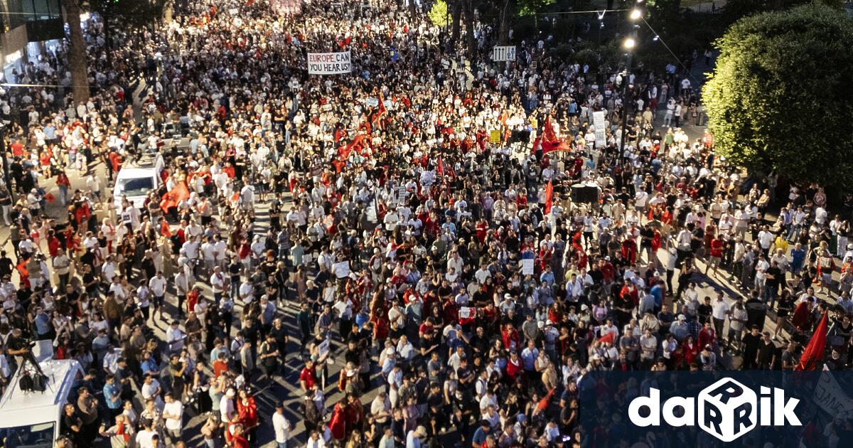 Албанската полиция съобщи че е повдигнала обвинения срещу 35 души