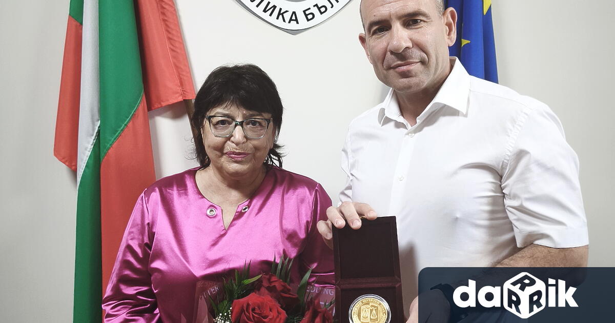 За проявен висок професионализъм безупречно и образцово изпълнение на служебните