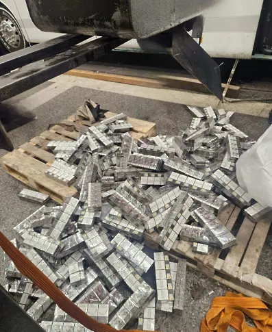 Разкриха тайник с над 41 000 къса цигари в автобус на „Капитан Андреево“ (СНИМКИ)