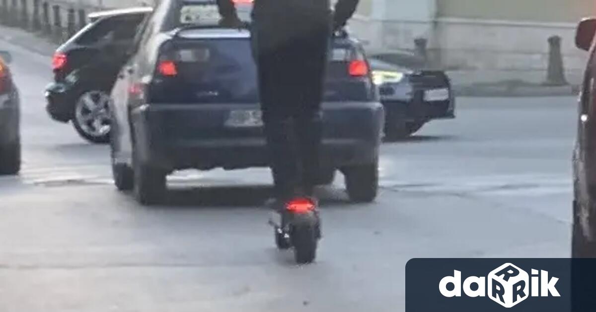 Дете придвижващо се с тротинетка се вряза в автобус на