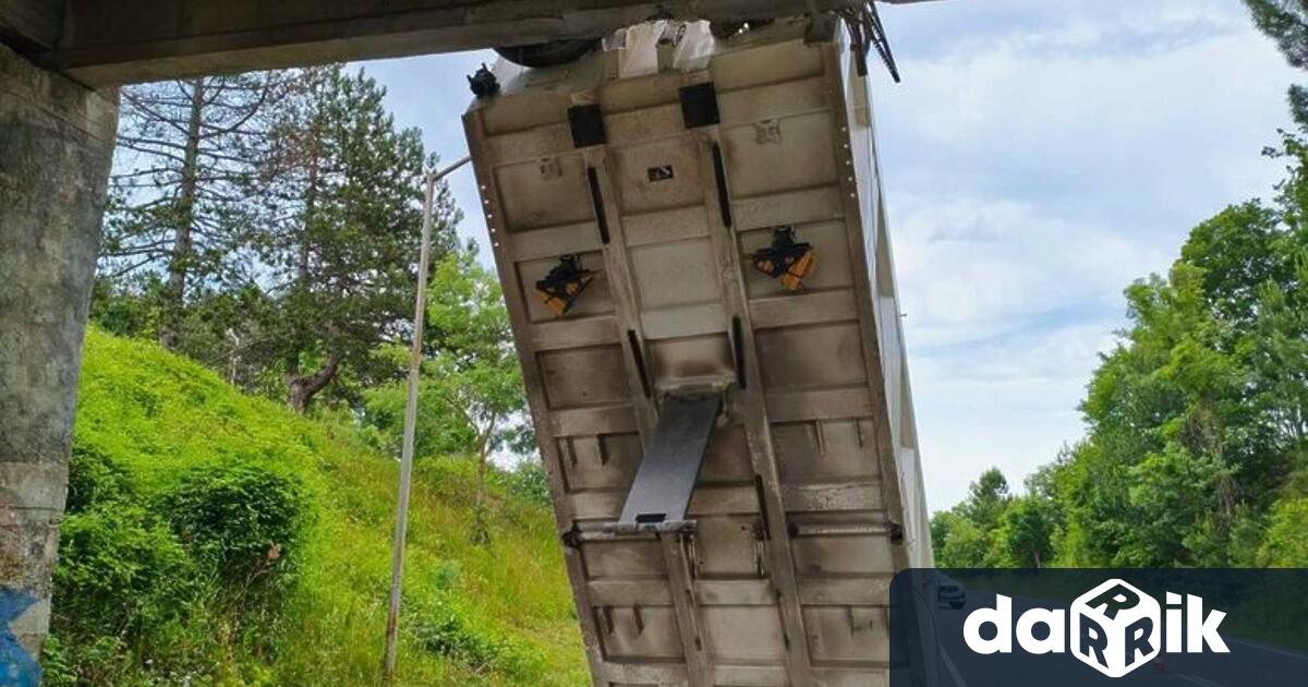Самосвал с вдигнат леген се удари в мост на пътя