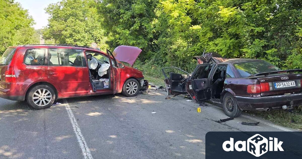 Тежка катастрофа между два автомобила временно блокира движението по главния