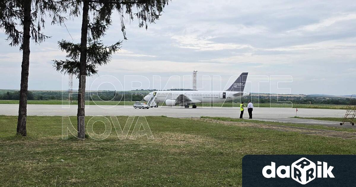 Самолет превозващ румънски туристи от Египет до северната ни съседка