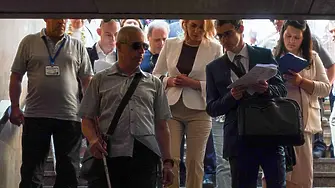 КЗД проверява достъпността в столичното метро за незрящи хора