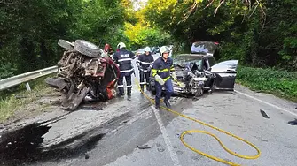 Две коли се удариха челно, има пострадал (СНИМКА)